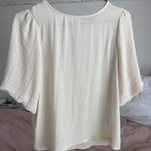 Blus - Beige blus från veromoda, nästan aldrig använd, den har blivit hängandes i garderoben! Jättefint skick, storlek xs 🤍 pris går absolut att diskutera