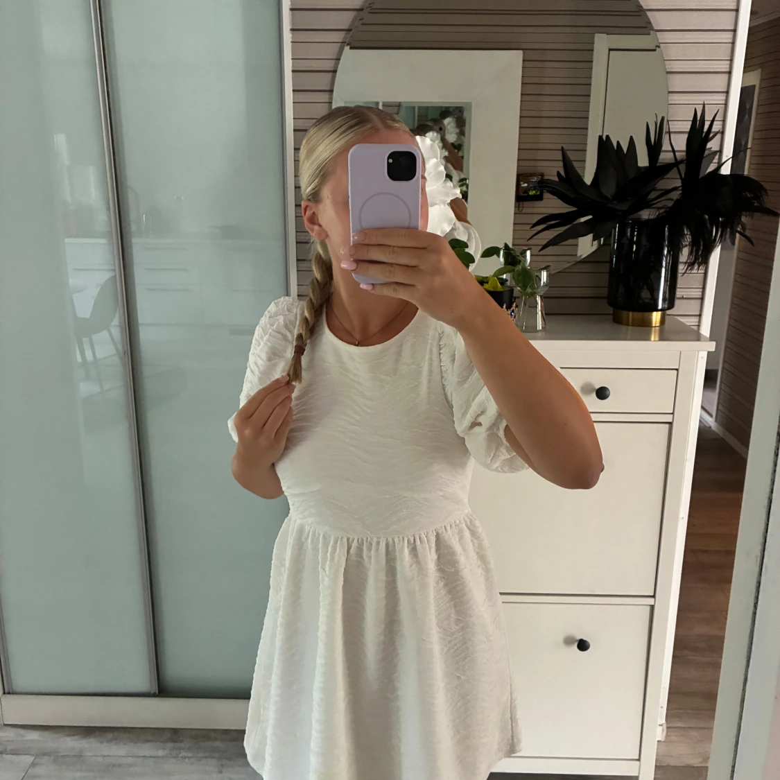 Vit kort klänning med öppen rygg