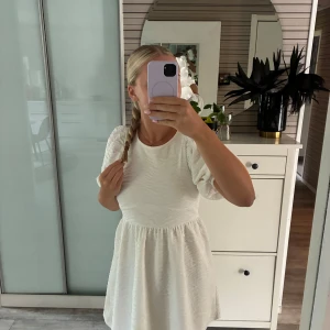Vit kort klänning med öppen rygg - En super fin vit klänning som jag bara använt en gång på min konfirmation🤩Sen är stretchig och super skön💞