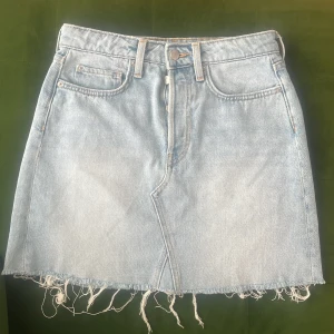 Ljusblå jeanskjol med fransig kant - Fin jeanskjol som man kan ha som den är eller klippa av till önskad längd❣️