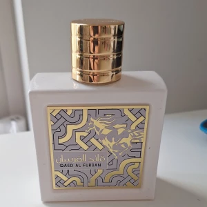 Qaed Al Fursan Unlimited parfym 100 ml - Qaed Al Fursan Unlimited från Lattafa är en unisexparfym med söt, vaniljig och kokosdoft. Flaskan är vit med guldigt mönster och en lyxig guldfärgad kork. Doften har tropiska, pudriga och träiga inslag samt blommiga toner. Perfekt för dig som gillar unika och exotiska dofter.(vet ej hur mycket det är kvar, därav priset)