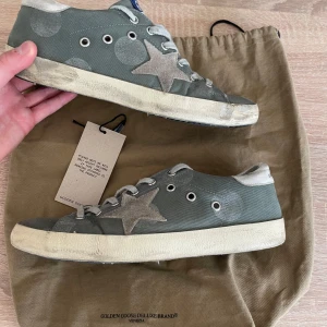 Golden Goose Superstar  - Tja säljer ett par golden goose i storlek 40 passar 41, skick 7/10✅| feta till sommaren och sköna. Riktigt bra pris så köp innan de blir sålda! Dustbag tillkommer. Hör av er me frågor 