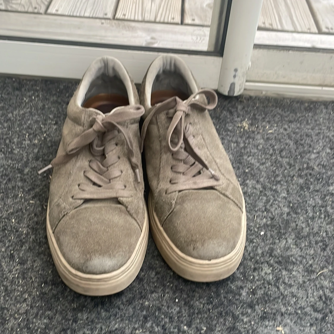 Beige mockasneakers med snörning - 1