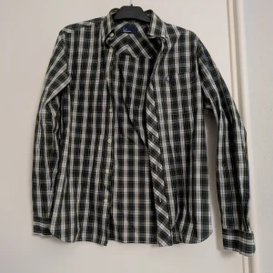 Skjorta Fred Perry - Fin rutig skjorta. 100% bomull. Kika gärna på fler varor, kan ordna paketpris.