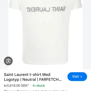 Vit Saint Laurent t-shirt med logga - Snygg vit t-shirt från Saint Laurent med olika logotyper framtill, både tryckt text och YSL-bokstäver. Klassisk passform, korta ärmar och tillverkad i mjuk bomull. Perfekt för dig som gillar stilrena designer med lyxig känsla.