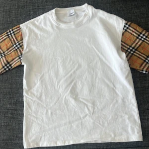 Burberry t shirt - Tja säljer denna burberry t shirt / tröja, den e 1 månad gammal o e som en ny, den Passar perfekt till M och S. Köpte den för 1199 på en hemsida. Om du har några frågor så är de bara o fråga 😊 