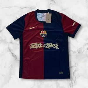 FC Barcelona Nike fotbollströja blå/vinröd - Snygg FC Barcelona matchtröja från Nike med klassisk halvblå och halvvinröd design. Tröjan har klubbmärke på bröstet, guldfärgad Nike-logga och tryck, samt UNHCR-logga på ryggen. Tillverkad i lätt och ventilerande Dri-FIT-material. Perfekt för dig som älskar Barca.