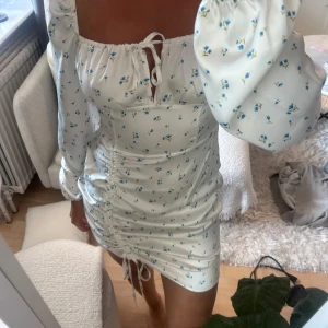 Klänning - Säljer denna söta klänning!💕 säljer då den inte har kommit till användning!☺️