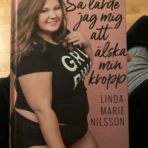 Så lärde jag mig att älska min kropp - En inspirerande bok om kroppspositivitet och självkärlek. Linda-Marie Nilsson delar sin resa mot att acceptera och älska sig själv, oavsett kroppsstorlek. Perfekt för unga vuxna som vill utmana normer och hitta styrka i sig själva.