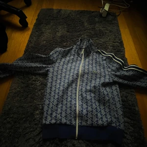 Lacoste zip storlek S - Lacoste zip köpt från johnells 