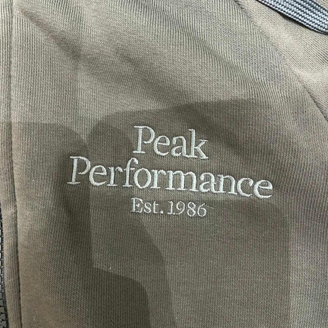 Olivgrön hoodie Peak Performance S - 1