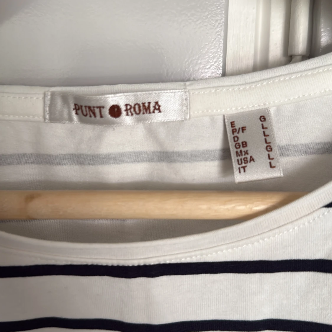 Randig t-shirt med fjärilar från Punt o Roma - 2