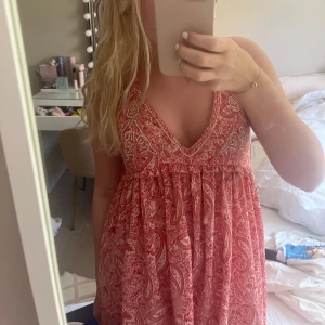Zara sommarklänning - Supersöt klänning med paisleymönster! Super trendig o snygg💓 köpt förra sommaren men inte kommit till användning då den är för stor ❤️