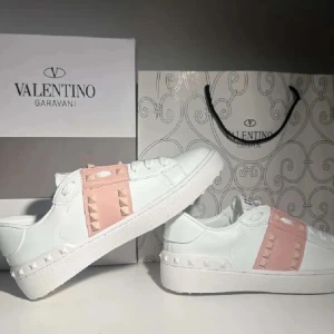 valentino - säljer ett par skit snygga valentino skor, jättefin rosa färg också❤️ strl 38 och skriv om ni har fler frågor eller så, dom är inte använda mycket men en nit har råkat låssna men de e bara att köpa en ny om man vill de💞