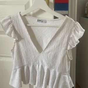 Vit blus med volang från new yorker - Supersöt vit blus, bara fråga om ni vill ha bild elelr något❤️
