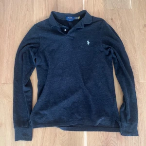 Långärmad piké från Ralph lauren - Hej, säljer en långärmad piké från Ralph lauren. Storlek S. Skick 10/10