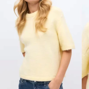 Ljusgul stickad kortärmad tröja - Superfin ljusgul stickad tröja med korta ärmar och rund hals. Endast använd en gång, nypris 299kr 💛🌻🌼skriv för mer bilder