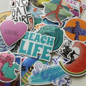 31st Surfing klistermärken/Stickers - En färgstark samling med surf- och strandinspirerade klistermärken! Perfekt för dig som älskar havet, vågor och den avslappnade beach-livsstilen. Klistermärkena har coola motiv och peppiga budskap som passar både på datorn, mobilen eller skateboarden.