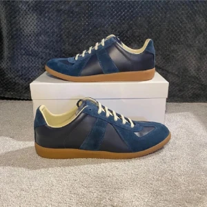 Maison Margiela Gats - Maison Margiela Gats i en navy colorway. Dem är helt nya och köpta på farfetch, köpbevis finns. Allt OG finnns och om ni har några frågor är det bara att höra av sig 
