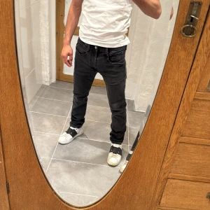 Replay jeans  - Ett par snygga jeans från Replay i storlek W33 L32 i modellen Anbbas 
