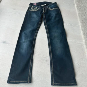 True Religion jeans med kontrastsömmar - Säljer då de är för korta för mig som är 175☺️