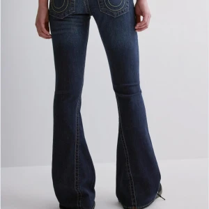 True Religion jeans - Mörkblå jeans från True Religion, använda varsamt. De är uppsydda o jag som är 165 så passar dom mig perfekt i längden, säljs på grund av att jag fått ett par nya i födelsedagspresent:) Skriv för bilder hur dom sitter på eller andra frågor. Köparen står för frakten💘