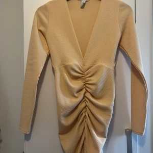 Klänning - Beige/aprikos klänning från nelly