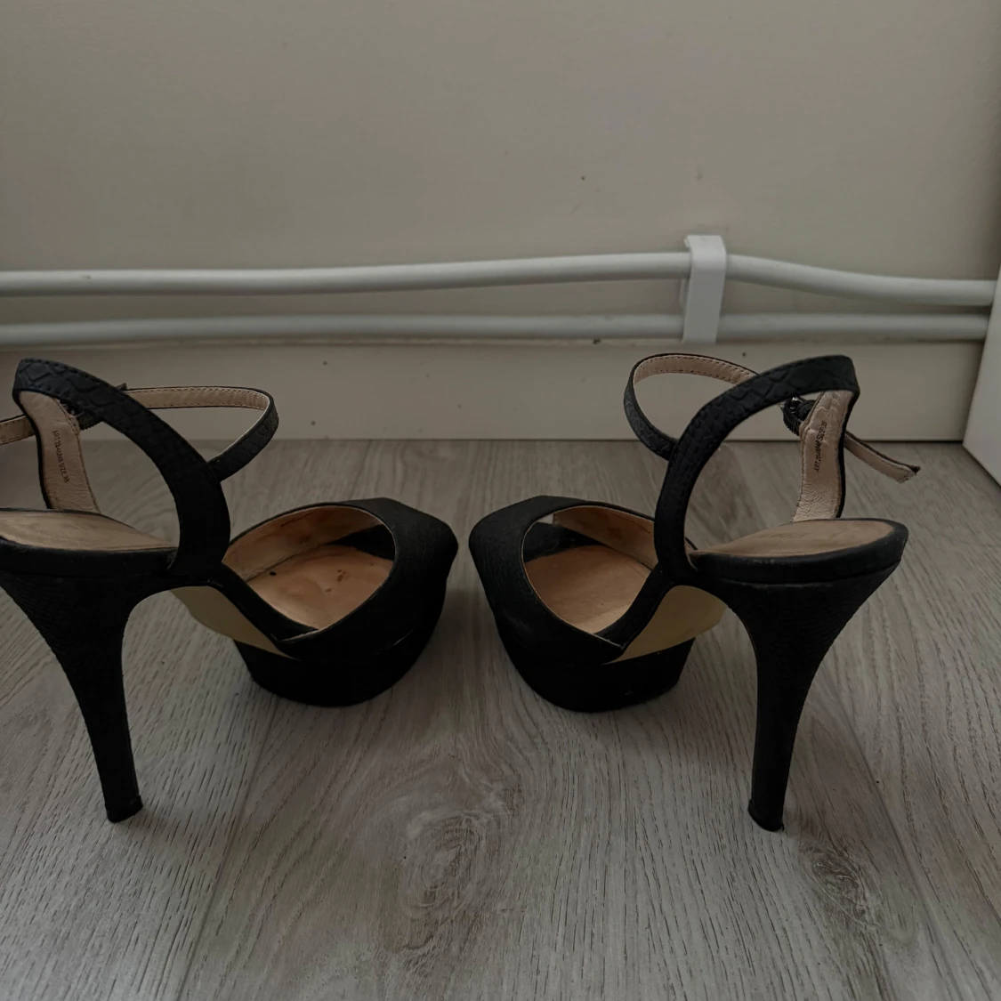 Svarta höga klackar med svartplatå - 2