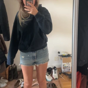 Blåa jeansshorts - Blåa jeansshorts, midwaist. Går att vika så blir dom lowwaist💞💞
