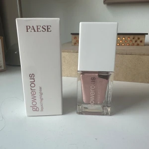 Paese Glowerous Liquid Highlighter - Flytande highlighter från Paese i färgen Sparkle Rose. Kommer i en snygg glasflaska med vit fyrkantig kork. Ger en rosaskimrande glow och är perfekt för att framhäva kindben och andra partier i ansiktet. Innehåller 16 ml och är limited edition.