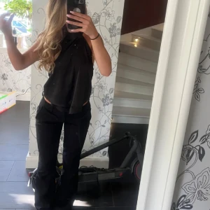 Low waist kostymbyxor  - Säljer mina populära bikbok kostym byxor i storlek 36 då dom har blivit förstora, använd fåtal gånger och inga synliga defekter. Köpta för 500kr och säljer nu för 300kr. Hör av dig om du har frågor💕