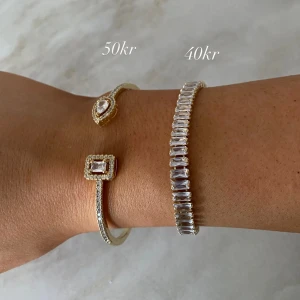 Guld armband - Säljer två snygga guldfärgade armband. Minns dessvärre inte var jag köpt dessa två. Men de är aldrig använda.💛Armbandet till höger med länk är 17cm lång☺️