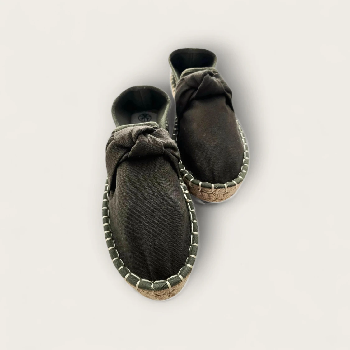 Nya damespadrillos - Slip-on i canvas med rosett