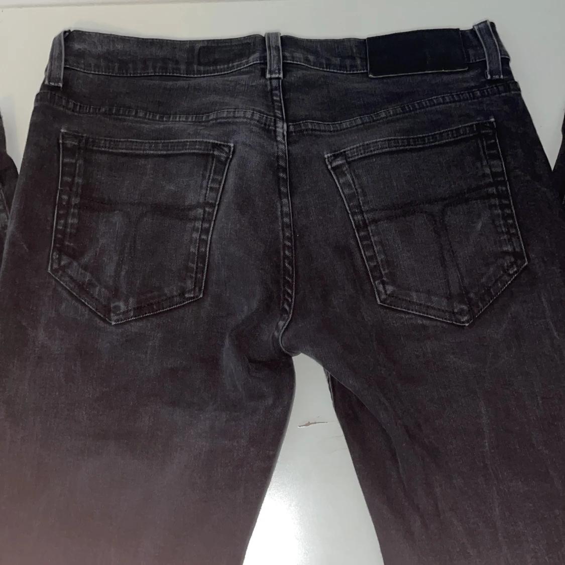 Svarta slim jeans 31/30 från tiger of sweden - 1