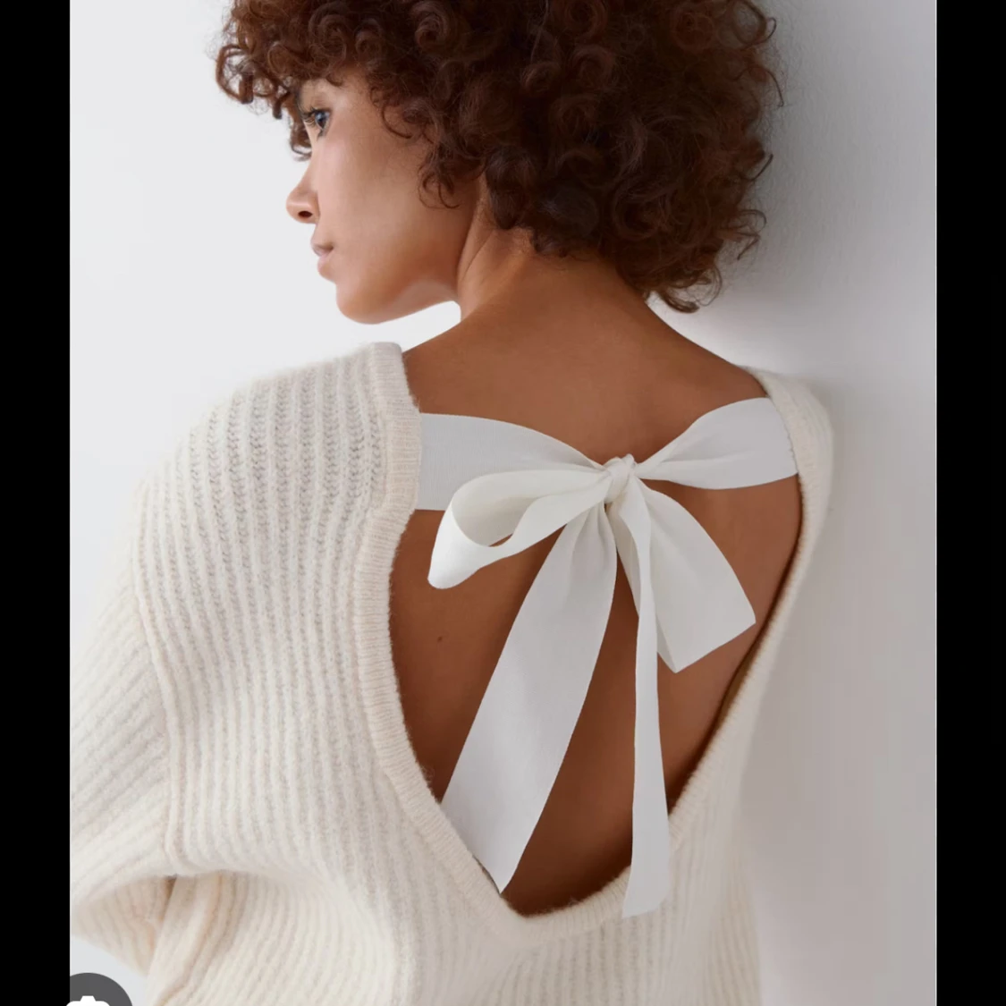 Vit stickad tröja med rosett i ryggen - 3