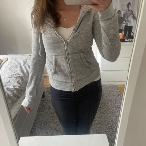 Grå zip hoodie Hollister - Supersöt ljusgrå zip up hoodie från Hollister!