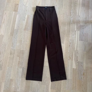 Bruna kostymbyxor från Pull&Bear - Snygga bruna kostymbyxor från Pull&Bear med hög midja och raka ben. 
