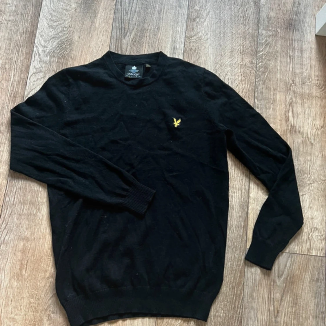 Svart stickad tröja från Lyle & Scott