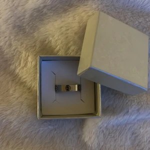 C@rt!er Love ring  - Ser precis ut som den ska. Aldrig använd 