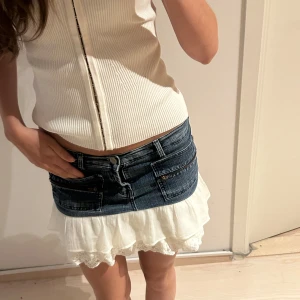 Jeanskjol  - Jättesnygg jeanskjol med volang🩵🩵