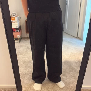 Vida linnebyxor från H&M - Vida linnebyxor från H&M i stl 29. Sitter för tight i midjan för mig. Riktigt skön fit annars. Jag är 178cm o väger 66kkg för jämnförelse. 