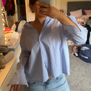 randig oversized skjorta - Säljer en oversized skjorta från Designbysi i blåvitt randigt bomullstyg. Skjortan är onesize, passar S-L beroende på passform.