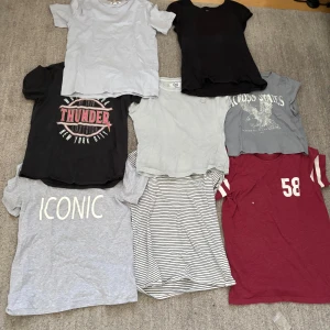 T-shirts  - Tryck ej på köp om du inte ska köpa allt Allt för 200 kr  En för 40 kr Olika storlekar från olika märken