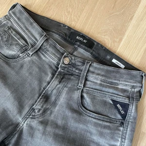 Replay anbass hyperflex  - Replay anbass hyperflex || strl 30/32 || skick 9/10 || modellen är 185 cm lång och väger ca 70kg || hör av er vid funderingar || mvh LuxuryTrends 🙌🤝