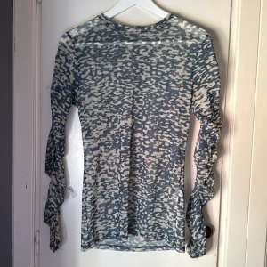 Meshtopp - Meshtopp i blå/grön färg, lite genomskinlig. Perfekt för fest och till sommaren. Har även en i S