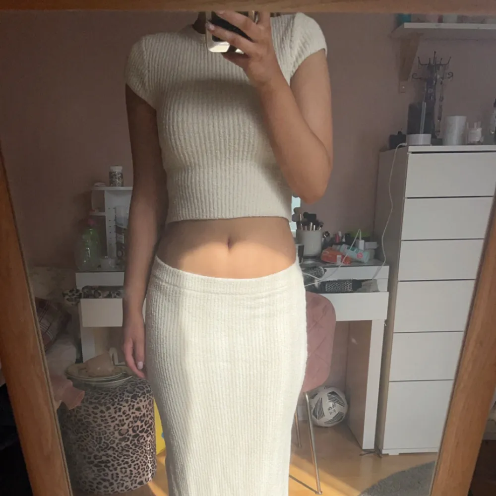 Säljer ett stilrent vitt sett perfekt till sommaren, kjolen har en slits på sidan och toppen är croppad, säljer då jag inte har användning för det. Kjolen är i s och toppen i xs. Skriv för frågor 💕. Mekot.