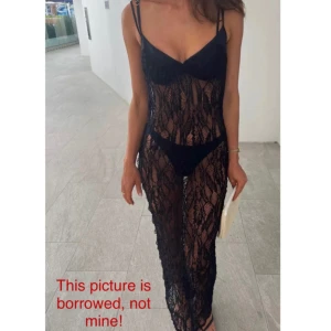 Svart spetsklänning oanvänd - Spetsklänning från Zara storlek M aldrig använd. Rätt stretchig så funkar nog L också! Djupare i ryggen, justerbara axelband.