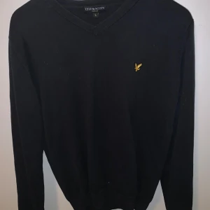 Lyle & Scott tröja - Säljer en stilren svart tröja från Lyle & Scott Perfekt för en klassisk look. Large i barn storlek 