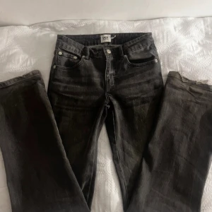 Svarta jeans med slitna detaljer från Lager 157 - Snygga svarta jeans med en klassisk femficksdesign. Jeansen har slitna detaljer vid bensluten som ger en cool och avslappnad look. Perfekta för en trendig vardagsstil.