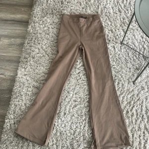 Beige bootcut byxor från lager 157 - Snygga beige bootcut byxor från lager 157. De har en hög midja och är tillverkade i ett mjukt och stretchigt material som ger en bekväm passform. Perfekta för en stilren look. Har även en slits vilket är super snyggt mitt pris 50 kr och nya pris är 200kr. Endast änglars ett fåtal gånger 